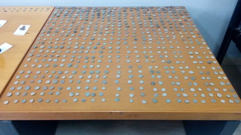 Λάρισα: 55χρονος είχε «συλλογή» από 693 αρχαία νομίσματα (pics)