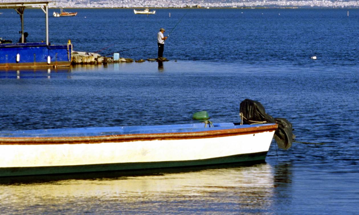 Θεσσαλονίκη: Νέο περαστικό με άνδρα που πέφτει στον Θερμαϊκό