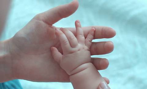 Αυτό είναι το μικροσκοπικό κοριτσάκι που γεννήθηκε με τρία χέρια (Vid)