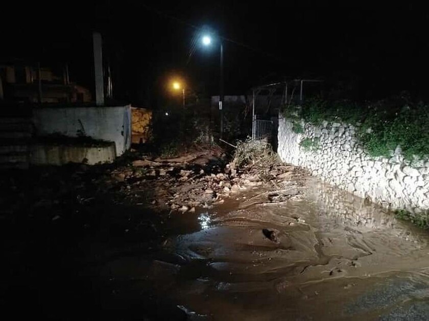 Καιρός - Εικόνα ΣΟΚ στην Κρήτη: Ολόκληρο τμήμα από βουνό έπεσε στην εθνική οδό! (pic)