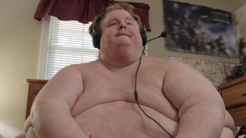 «Θα τρώω μέχρι να πεθάνω»: Ζυγίζει 300 κιλά, τρώει μόνο τζανκ φουντ και παίζει video games γυμνός!