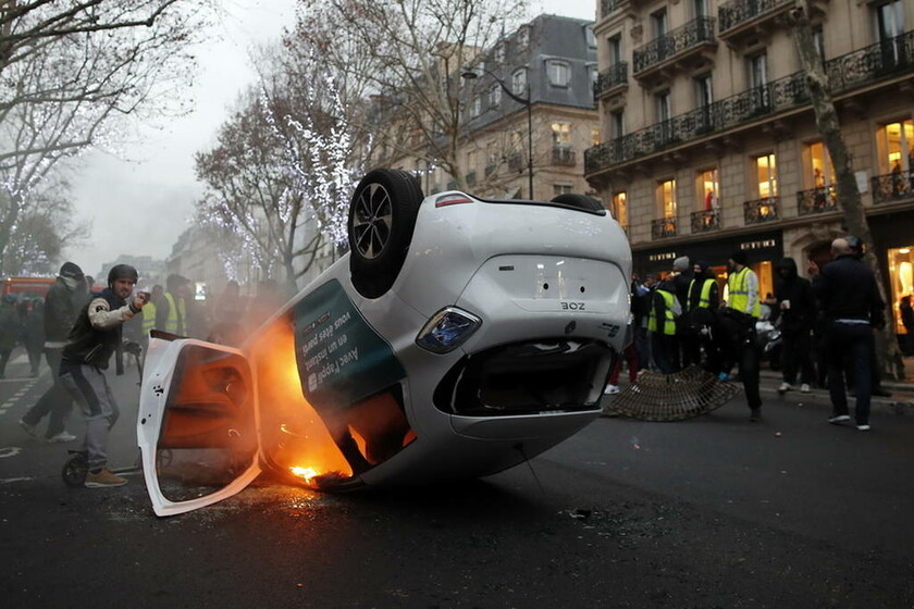 Πανικός στο Παρίσι: Τα «κίτρινα γιλέκα» μπούκαραν με όχημα σε κυβερνητικά γραφεία - Δείτε το βίντεο