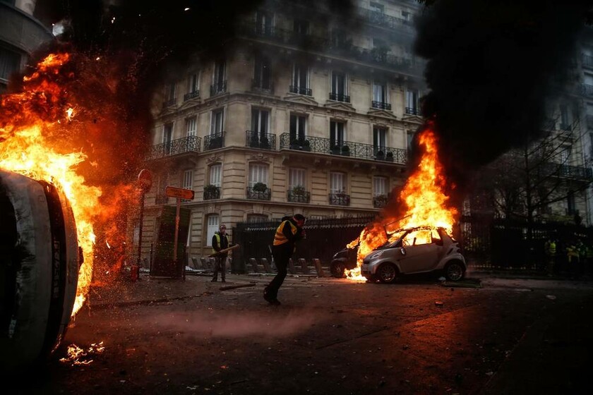 Πανικός στο Παρίσι: Τα «κίτρινα γιλέκα» μπούκαραν με όχημα σε κυβερνητικά γραφεία - Δείτε το βίντεο