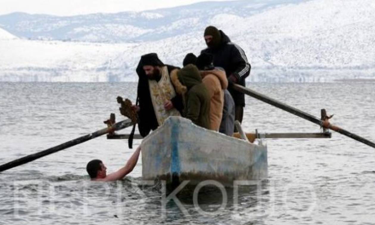 Θεοφάνεια: Ο αγιασμός των υδάτων στη λίμνη Βεγορίτιδα της Φλώρινας (pics+vid)