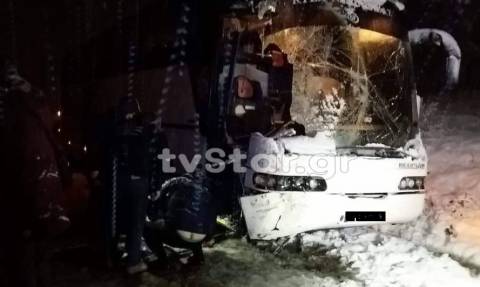 Εύβοια: Λεωφορείο του ΚΤΕΛ συγκρούστηκε με εκχιονιστικό (pics)