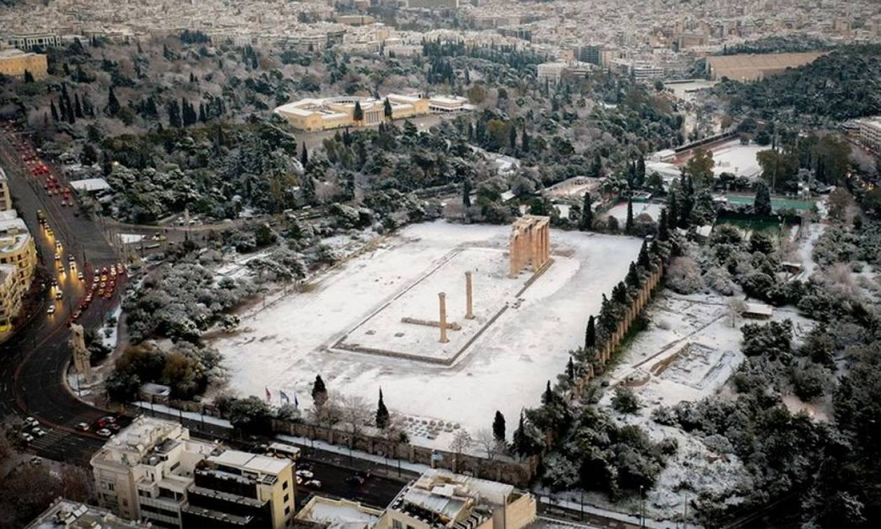 Καιρός Αθήνα: Μαγευτικές εικόνες από τη χιονισμένη Ακρόπολη από ψηλά