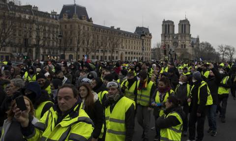 Γαλλία: Μάζεψαν 117.000 ευρώ για τον μποξέρ των Κίτρινων Γιλέκων - Εξοργισμένοι οι υπουργοί (vid)