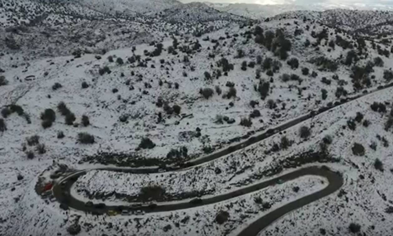 Ρακιές, μποτιλιάρισμα και χιονοπόλεμος στις πλαγιές του Ψηλορείτη (vid)