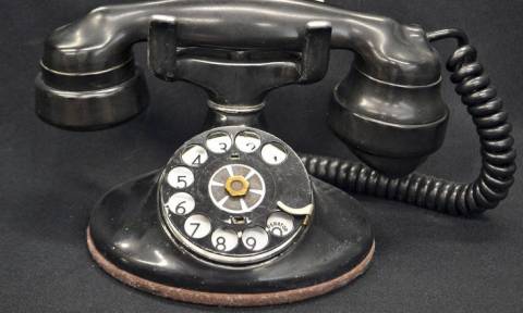 Ξεκαρδιστικό βίντεο: Τι συνέβη όταν 17χρονοι προσπάθησαν να χρησιμοποιήσουν  παλιό τηλέφωνο! - Newsbomb