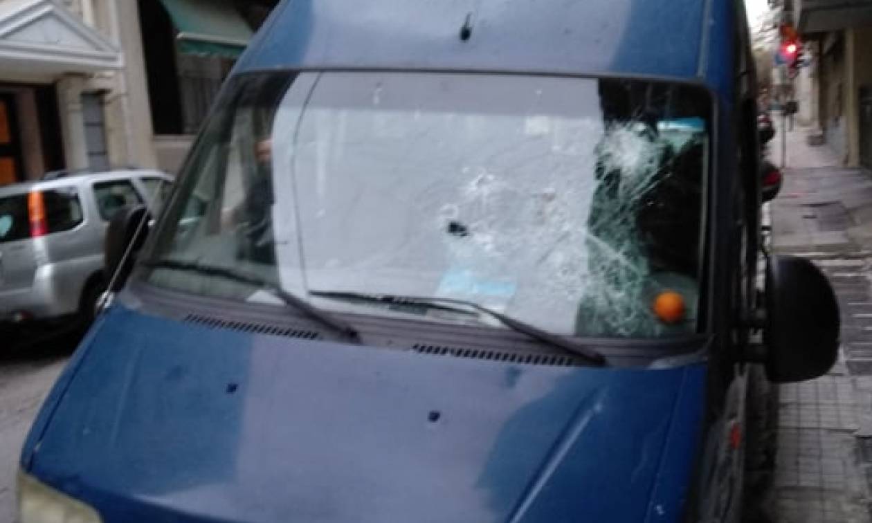 Επίθεση σε βαν της ΕΛ. ΑΣ. στην ΑΣΟΕΕ - Πυροβόλησε στον αέρα αστυνομικός