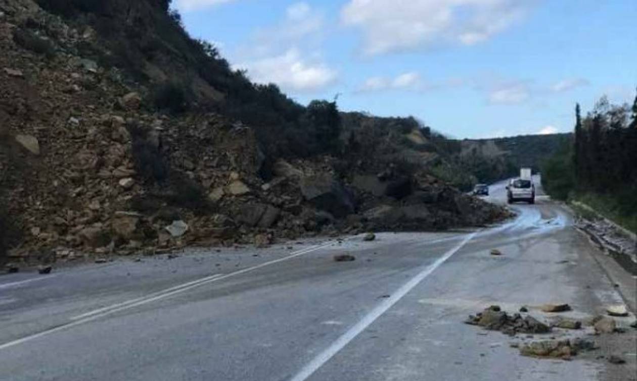 Καιρός: Κλειστός ο δρόμος από τον κόμβο του Γαλατά μέχρι τον κόμβο του Πλατανιά στα Χανιά