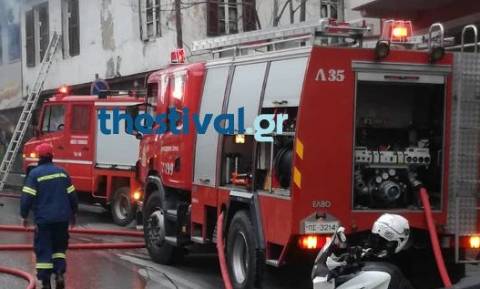 Συναγερμός στη Θεσσαλονίκη: Καίγεται μονοκατοικία στην Άνω Πόλη (vid)