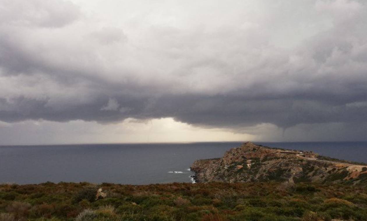 Καιρός: Μοναδικές εικόνες από υδροστρόβιλο δυτικά των Χανίων (pics+vid)