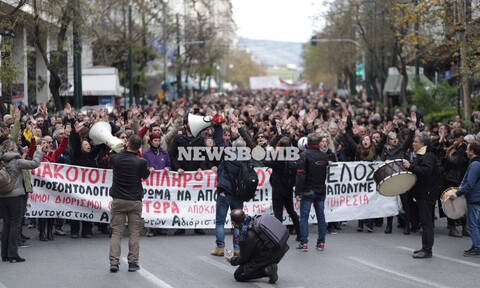 Πορεία αναπληρωτών εκπαιδευτικών στο κέντρο της Αθήνας (pics)