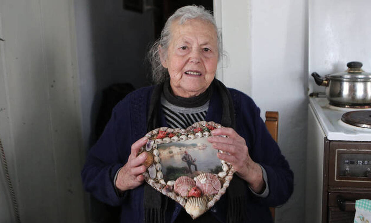 Ο φωτογράφος Λευτέρης Παρτσάλης αποχαιρετά τη γιαγιά Μαρίτσα 