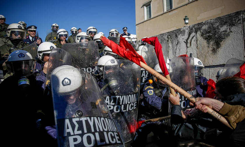 Κλειστό το κέντρο της Αθήνας: Ένταση στην πορεία των εκπαιδευτικών (pics+vid)