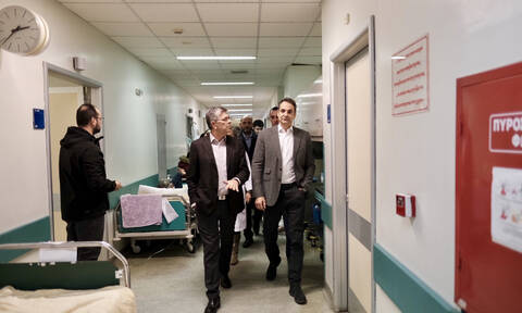Αιφνιδιαστική επίσκεψη Μητσοτάκη στο νοσοκομείο «Αττικόν» (pics)