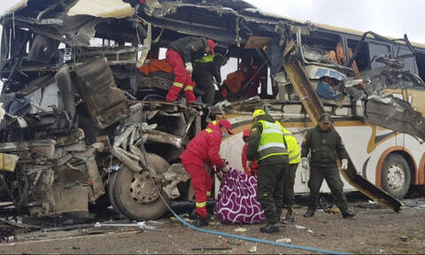 Τρόμος στην άσφαλτο: 22 νεκροί και 37 τραυματίες σε μετωπική σύγκρουση λεωφορείων