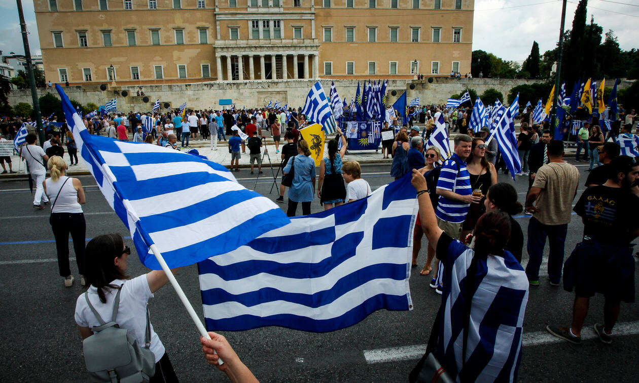 Συλλαλητήριο Σύνταγμα: Με νταούλια και… τραγούδια έφυγαν οι πρώτοι διαδηλωτές από τη Θεσσαλονίκη 