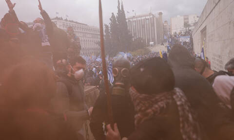 Συλλαλητήριο για τη Μακεδονία: Ξύλο και χημικά - Παρακρατικοί και ΕΛ.ΑΣ. διέλυσαν τη συγκέντρωση