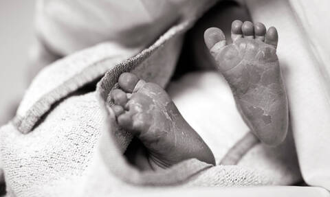 Φρίκη με το νεογέννητο στη Θεσσαλονίκη: «Γέννησα μόνη και έκοψα τον ομφάλιο λώρο με μαχαίρι»