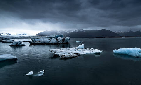 Ανταρκτική: Πλοίο προσέκρουσε σε παγόβουνο (vid)