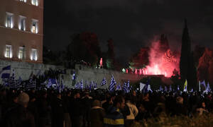 Συλλαλητήριο Σύνταγμα: «Πεδίο μάχης» το κέντρο της Αθήνας (pics+vid)