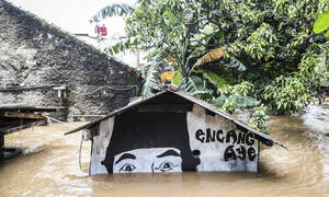 Χάος στην Ινδονησία: Δεκάδες νεκροί και αγνοούμενοι από τις πλημμύρες και τις κατολισθήσεις (vid)