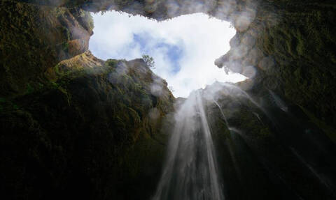 Τα 26 μυστηριώδη σπήλαια του Αγίου Όρους που προκαλούν δέος σε μοναχούς και προσκυνητές