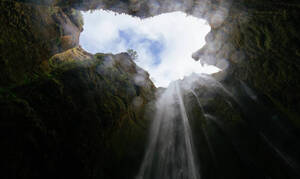 Τα 26 μυστηριώδη σπήλαια του Αγίου Όρους που προκαλούν δέος σε μοναχούς και προσκυνητές