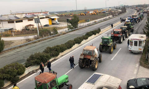 Έκλεισαν την Εθνική Οδό Αθηνών - Θεσσαλονίκης οι αγρότες (pics&vid)