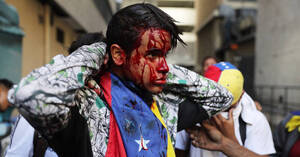 «Λουτρό» αίματος στη Βενεζουέλα: 35 νεκροί και 850 συλλήψεις σε μία μόλις εβδομάδα διαδηλώσεων