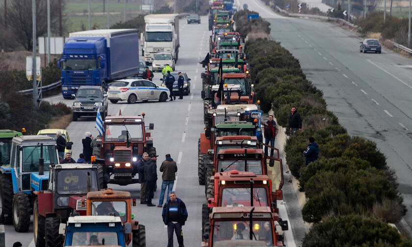 Μπλόκα αγροτών: Κομμένη στα δύο η Ελλάδα - Τα τρακτέρ παραλύουν τη χώρα