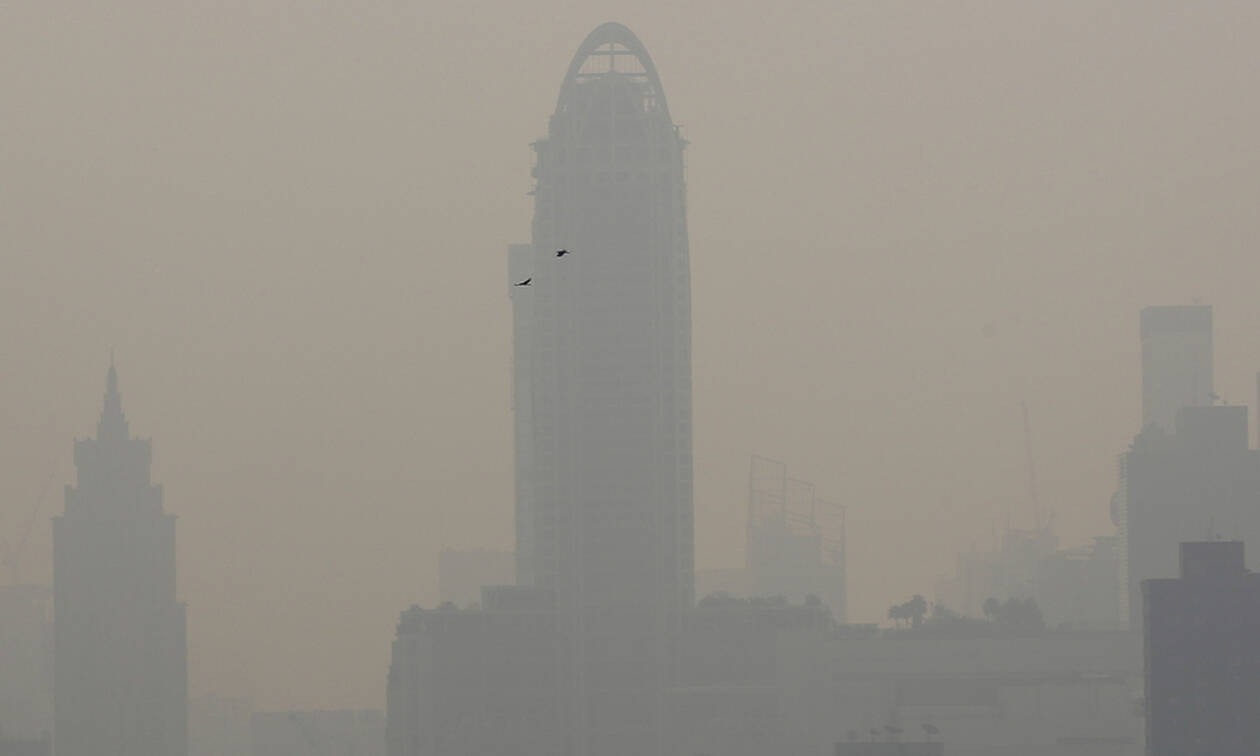 «Πνίγηκε» στην ομίχλη η Μπανγκόκ - Δείτε πώς καθαρίζουν την ατμόσφαιρα (pics)