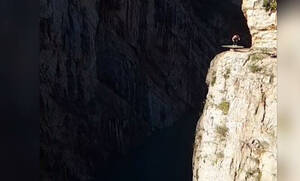 Απίστευτο βίντεο: Κάνει ακροβατικά στην άκρη βράχου ύψους 40 μέτρων!