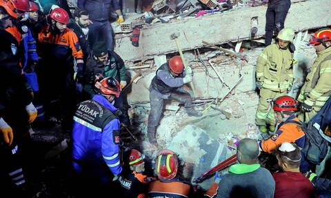 Κωνσταντινούπολη: «Θαύμα» μέσα στα ερείπια - Έβγαλαν ζωντανή 5χρονη από το κτήριο που κατέρρευσε