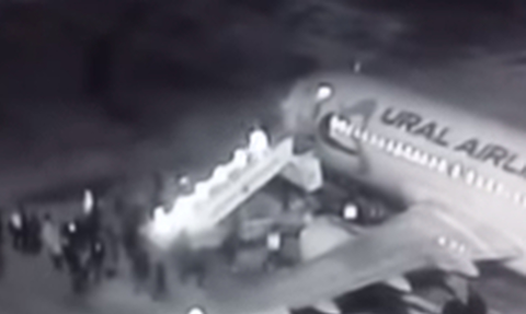 Απίστευτο βίντεο: Κατέρρευσε σκάλα επιβίβασης σε αεροπλάνο και οι επιβάτες έπεφταν στο κενό