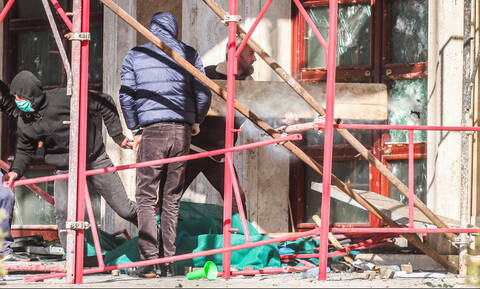 «Πόλεμος» στην Αλβανία: Άγρια επεισόδια, μολότοφ και χημικά - Έσπασαν το κτήριο της Βουλής (Pics)