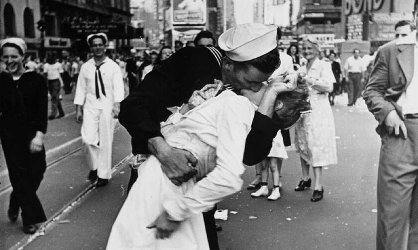 Η φωτογραφία που έμεινε στην ιστορία: Πέθανε ο ναύτης του θρυλικού φιλιού στην Times Square