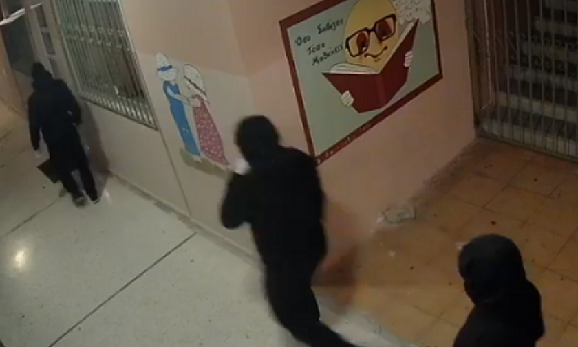 Συναγερμός σε δημοτικό σχολείο της Πάτρας από την εισβολή κουκουλοφόρων (video)