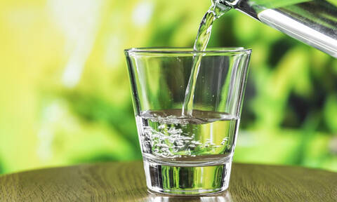 Ποια είναι τα σημάδια που μαρτυρούν ότι δεν πίνουμε αρκετό νερό - Τι συμβαίνει στο σώμα μας