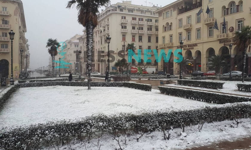 Καιρός «Ωκεανίς»: Χιονίζει στο κέντρο της Θεσσαλονίκης - Ποιοι δρόμοι είναι κλειστοί (vids&pics)