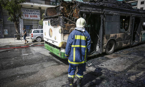 Συναγερμός στη Λεωφόρο Μεσογείων: Στις φλόγες τυλίχθηκε λωφορείο του ΟΑΣΑ