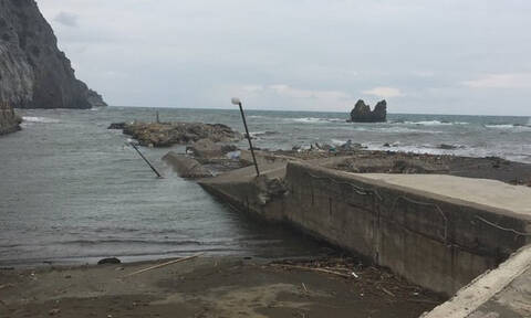 Εύβοια: Κατέρρευσε το λιμάνι του Μαντουδίου από την κακοκαιρία (pics)