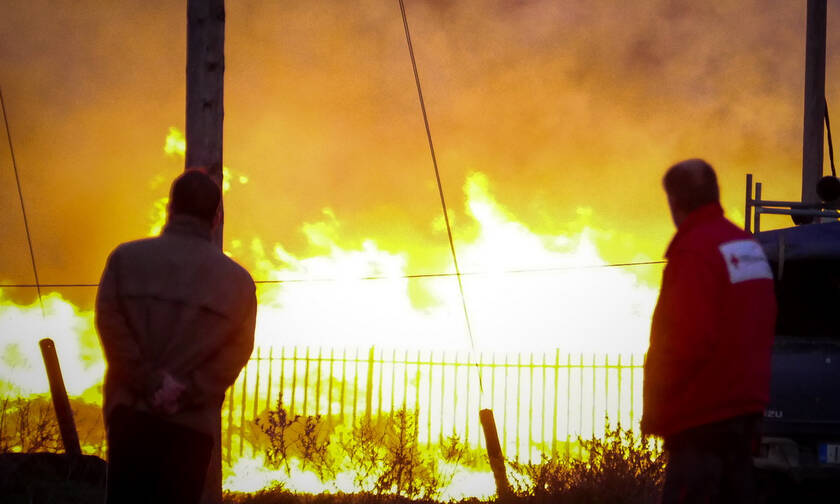 Λάρισα: Σε ύφεση η μεγάλη φωτιά στο εργοστάσιο παλετών  (pics+vids)