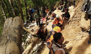 Τραγωδία στην Ινδονησία: Έξι νεκροί και δεκάδες αγνοούμενοι από κατάρρευση σε χρυσωρυχείο
