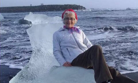 Απίστευτες φωτογραφίες: «SOS, χάσαμε τη γιαγιά, την πήρε το κύμα πάνω σε ένα κομμάτι πάγου» (Pics)