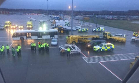 Συναγερμός στο Gatwick: Σε καραντίνα τουλάχιστον 100 επιβάτες αεροσκάφους