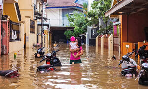 Σφοδρές βροχοπτώσεις σαρώνουν την Ινδονησία: Τουλάχιστον δύο νεκροί και έξι αγνοούμενοι
