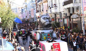 Ρεθεμνιώτικο Καρναβάλι: Χιλιάδες καρναβαλιστές στη μεγαλύτερη γιορτή της Κρήτης (vid)